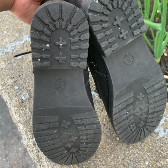 Black boots - Picture 5 of 7